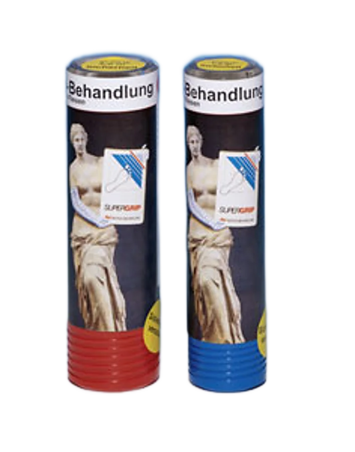 Zwei SUPERGRIP Tuben vor einer Statue